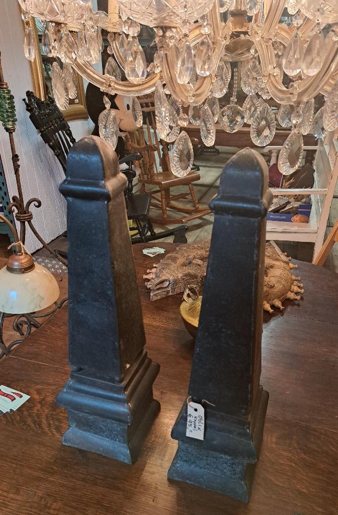 2 obelisk ornamenten 58 cm hoog / materiaal zink mooi koppel, Ophalen of Verzenden