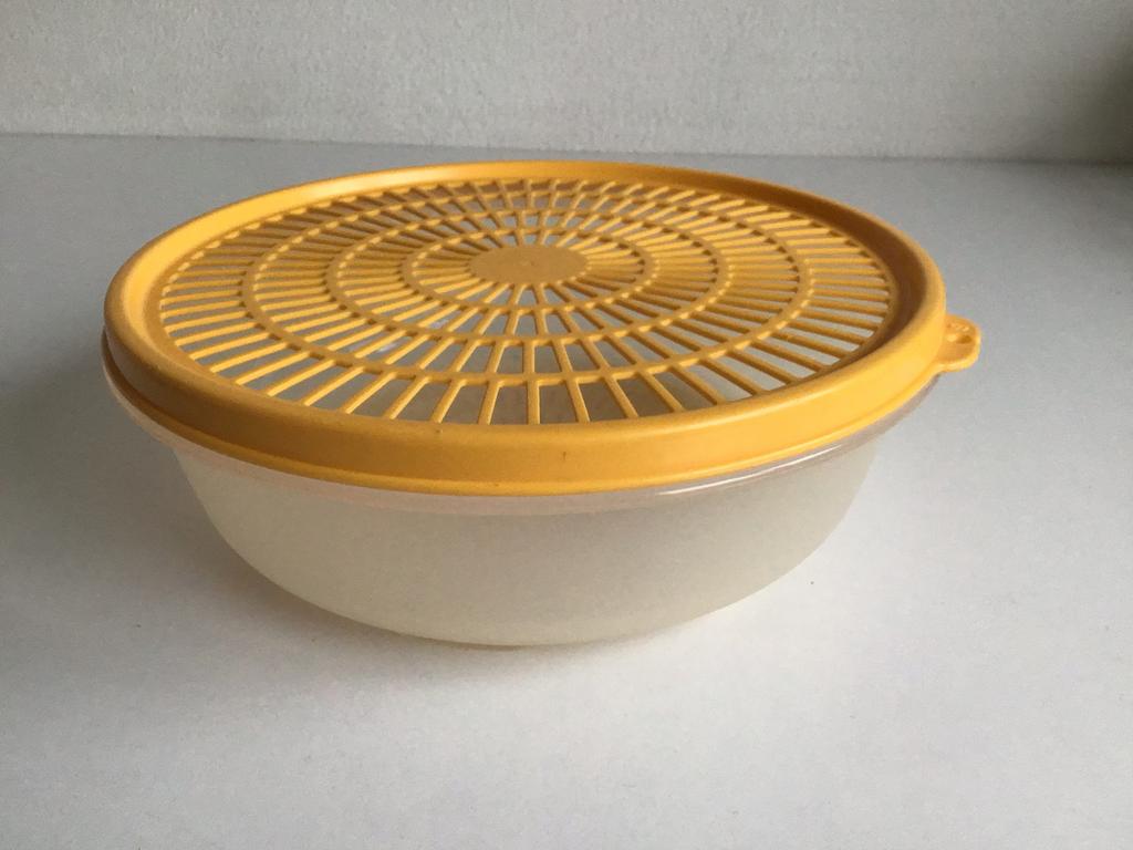 Tupperware Flo-Thru vergiet zeef met geel deksel, Ophalen of Verzenden, Nieuw, Geel