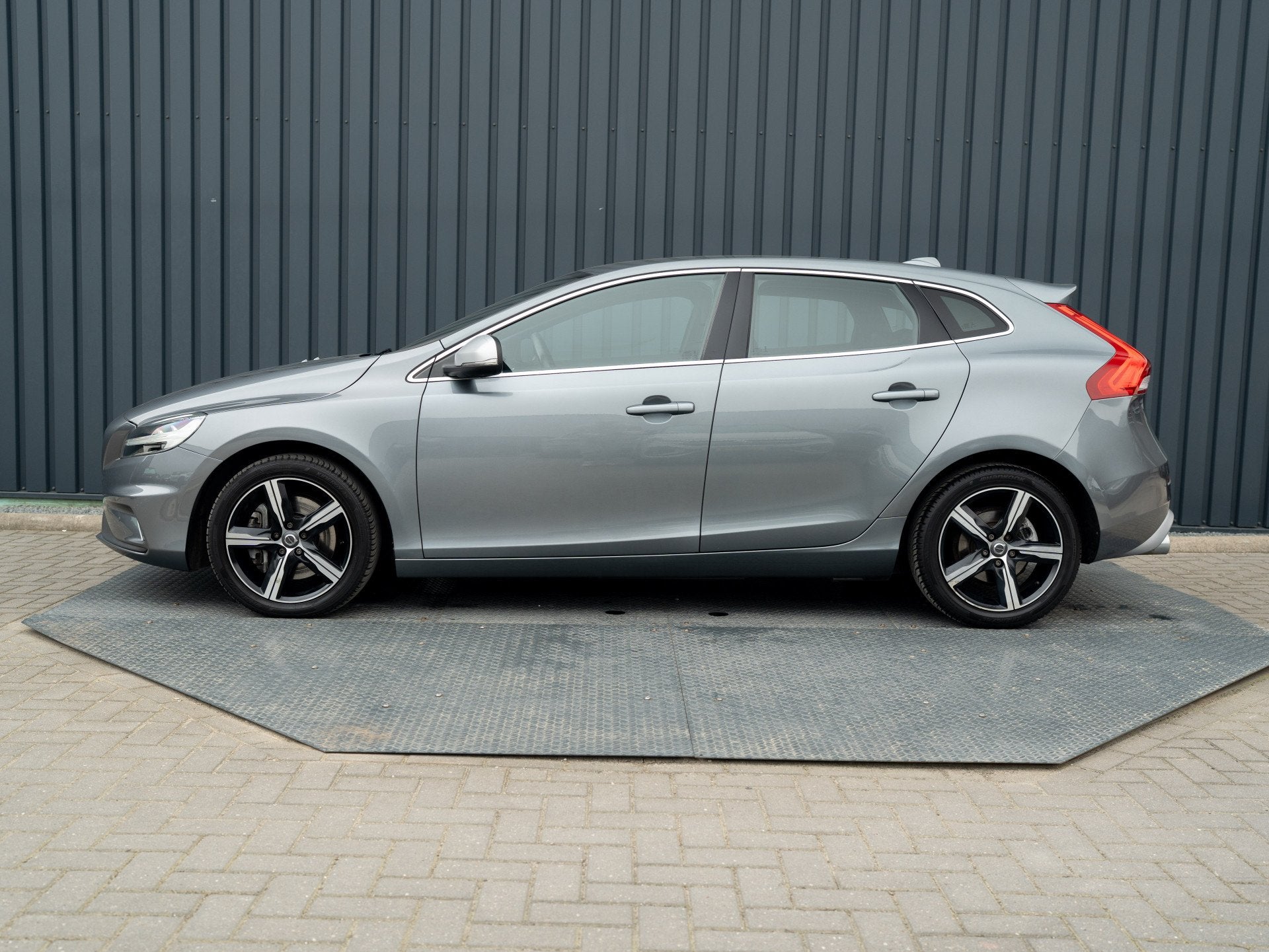 Volvo V40 1.5 T3 R-Design | Stoelverwarming | Prijs Rijklaar, Auto's, Volvo, 12 maanden, 4 cilinders, Bedrijf, 154 pk