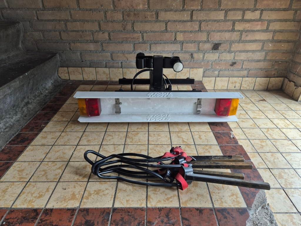 Fietsendrager met verlichting en kentekenplaathouder, Auto diversen, Dakdragers, Gebruikt, Ophalen
