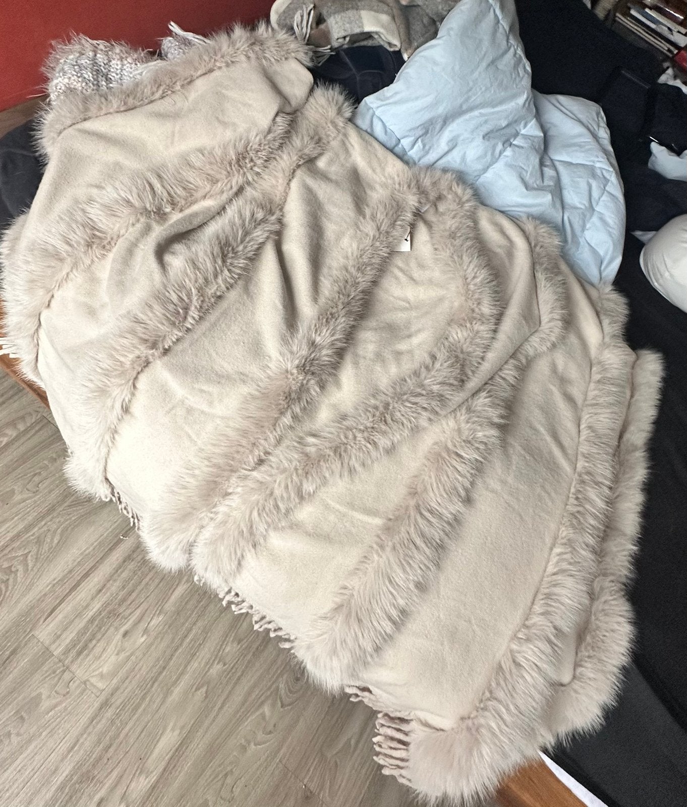 Mooie poncho cape uiteraard nep bont ( 1 maat), Ophalen of Verzenden, Nieuw, Maat 42/44 (L), Beige