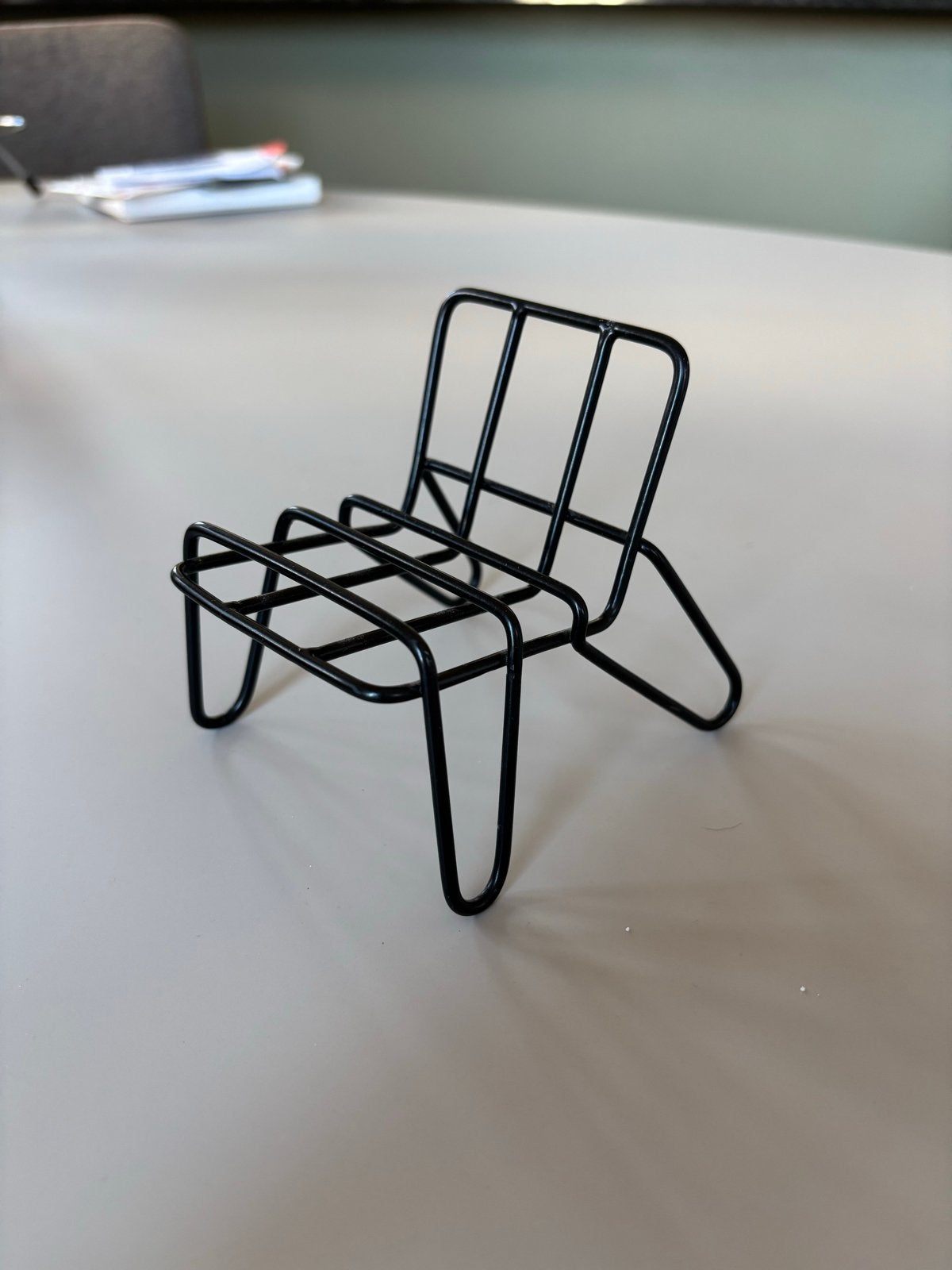 Metalen miniatuur stoel - Mobiele telefoonhouder, Zwart, Ophalen of Verzenden, Zo goed als nieuw, Metaal