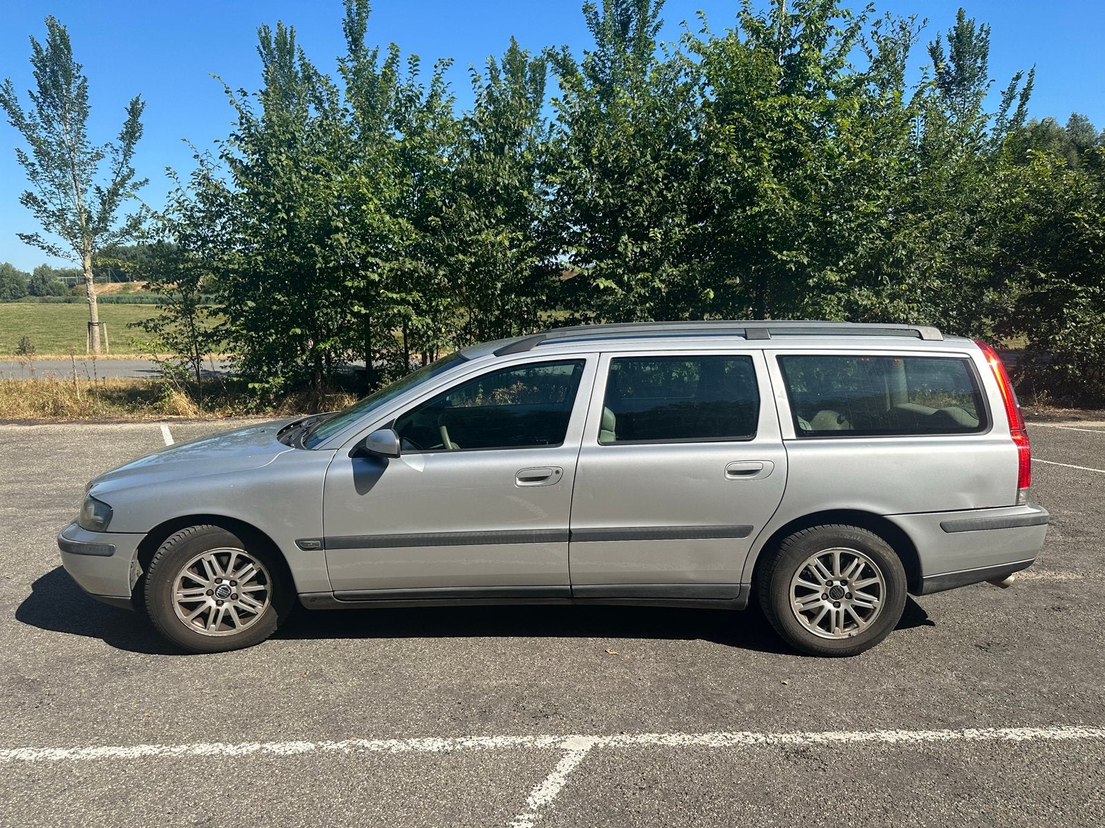 Volvo V70 2.4 140PK 2004 Grijs, Auto's, Volvo, Voorwielaandrijving, 1800 kg, Beige, Metallic lak