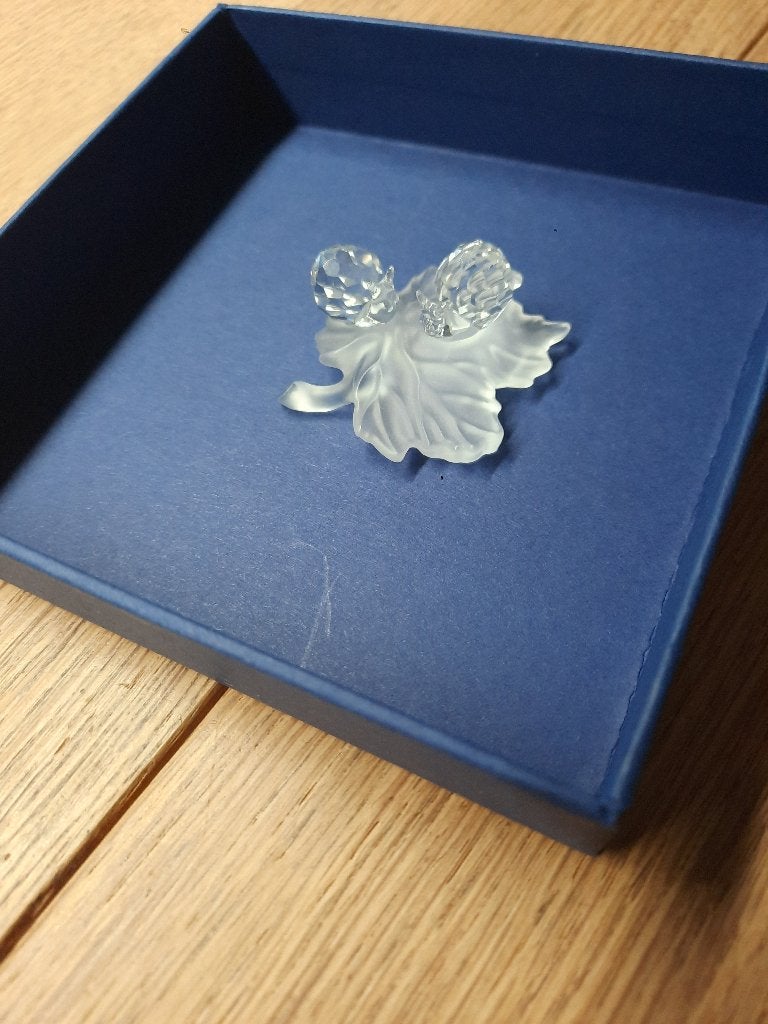 Swarovski. Kleine slakken op blad., Ophalen of Verzenden, Figuurtje