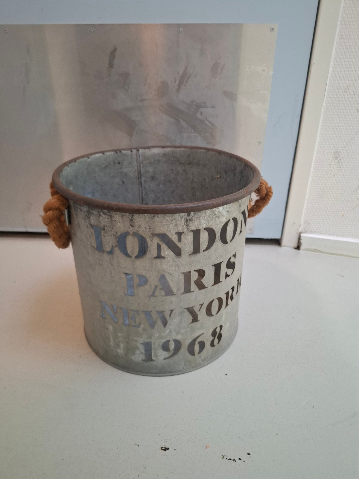 Metalen plantenbak met touw handvatten, Ophalen, Gebruikt, Minder dan 30 cm, Minder dan 60 cm