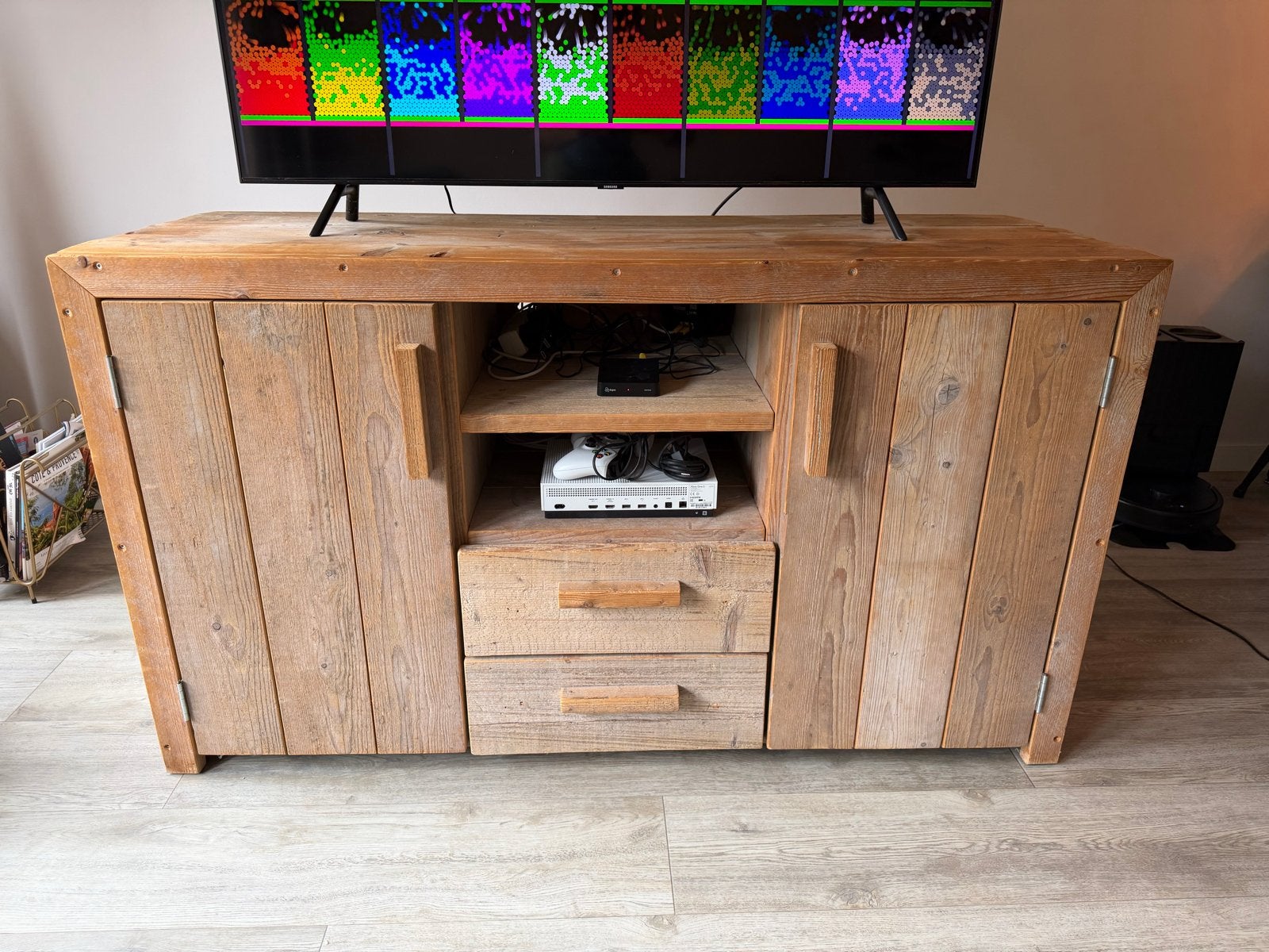 Robuust houten tv-meubel / dressoir, Gebruikt, 100 tot 150 cm, Ophalen of Verzenden, 25 tot 50 cm
