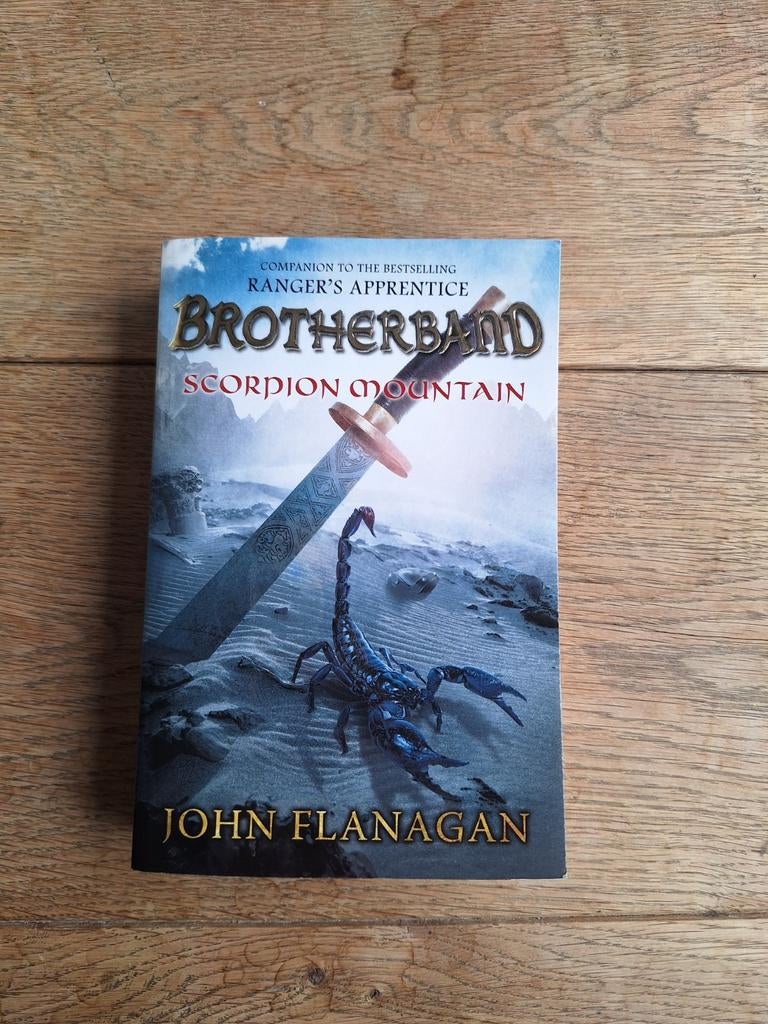 Brotherband: Scorpion Mountain, Ophalen of Verzenden, Gelezen, John Flanagan