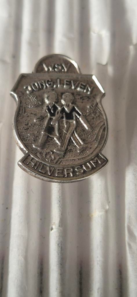 Speldje WSV jong leven Hilversum, Verzamelen, Speldjes, Pins en Buttons, Ophalen of Verzenden, Gebruikt, Overige onderwerpen
