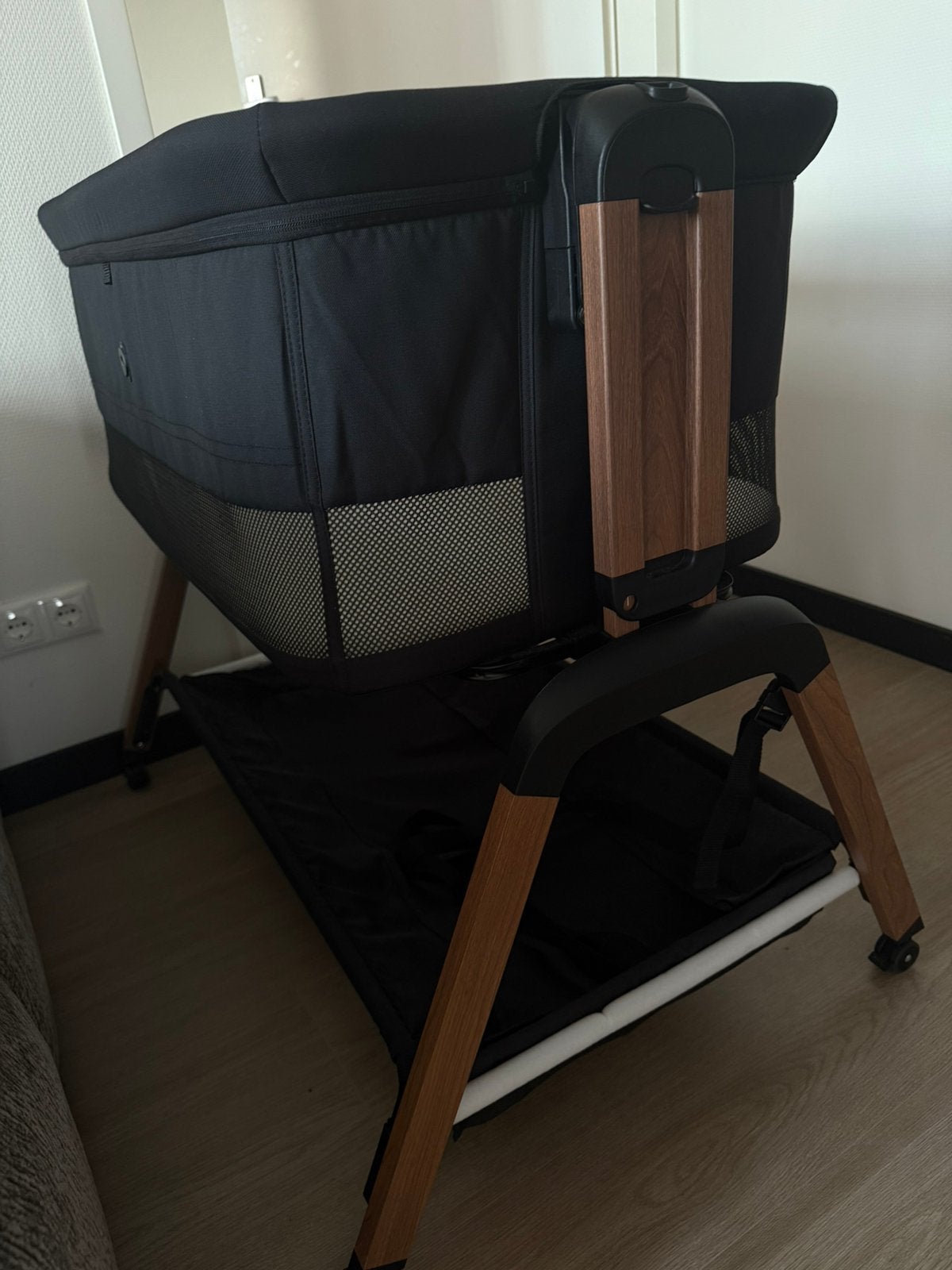 Q-Breez Plus Woody Zwart co sleeper. NIEUW, Ophalen, Zo goed als nieuw, Wieg