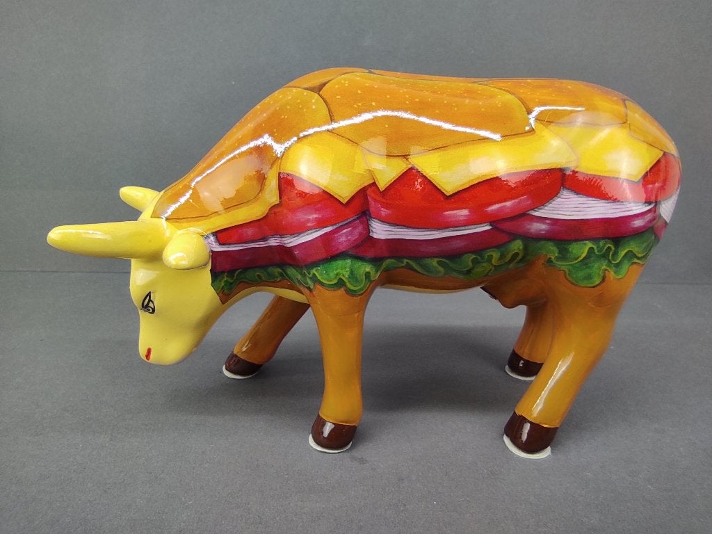 CowParade / Cow Parade Koe “Moovin Veggie Burger” MEDIUM, Ophalen of Verzenden, Steen of Keramiek, Beeld, Meerkleurig