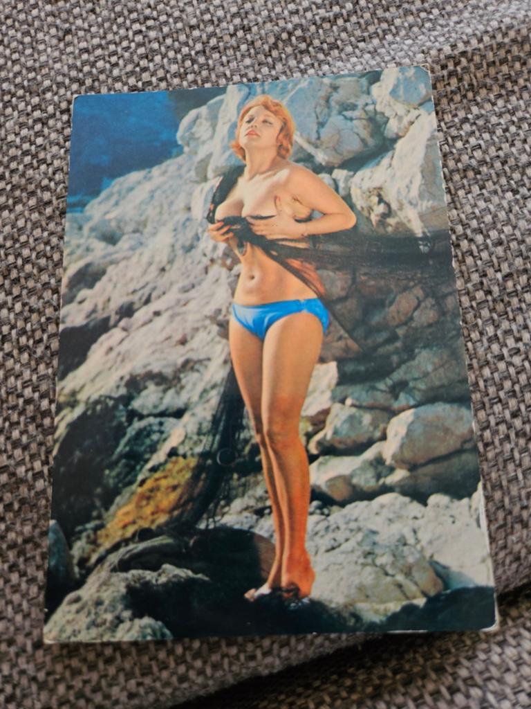 Pin up Naakte Vrouw op Rotsen vintage, Ophalen of Verzenden, 1940 tot 1960, Gelopen