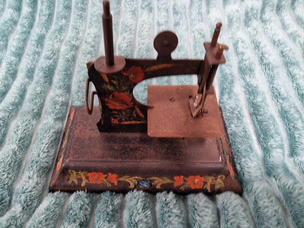 Oud naaimachine tje, Ophalen of Verzenden