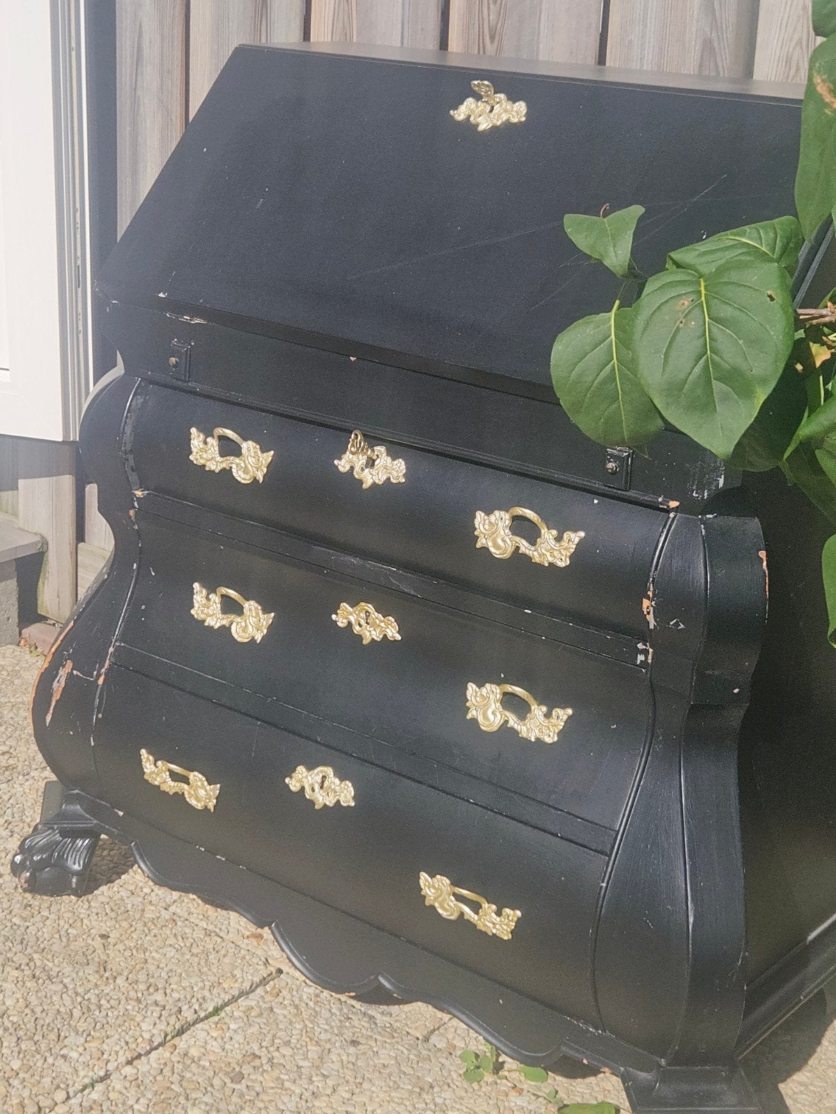 Antiek zwart bureau met lades en sierbeslag, Antiek en Kunst, Ophalen