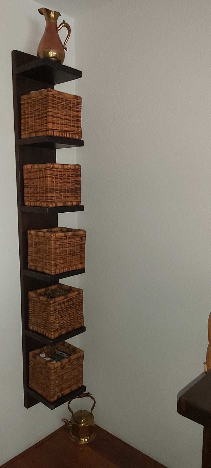 Massief houten wandrek met rotan mandjes, Ophalen, Gebruikt