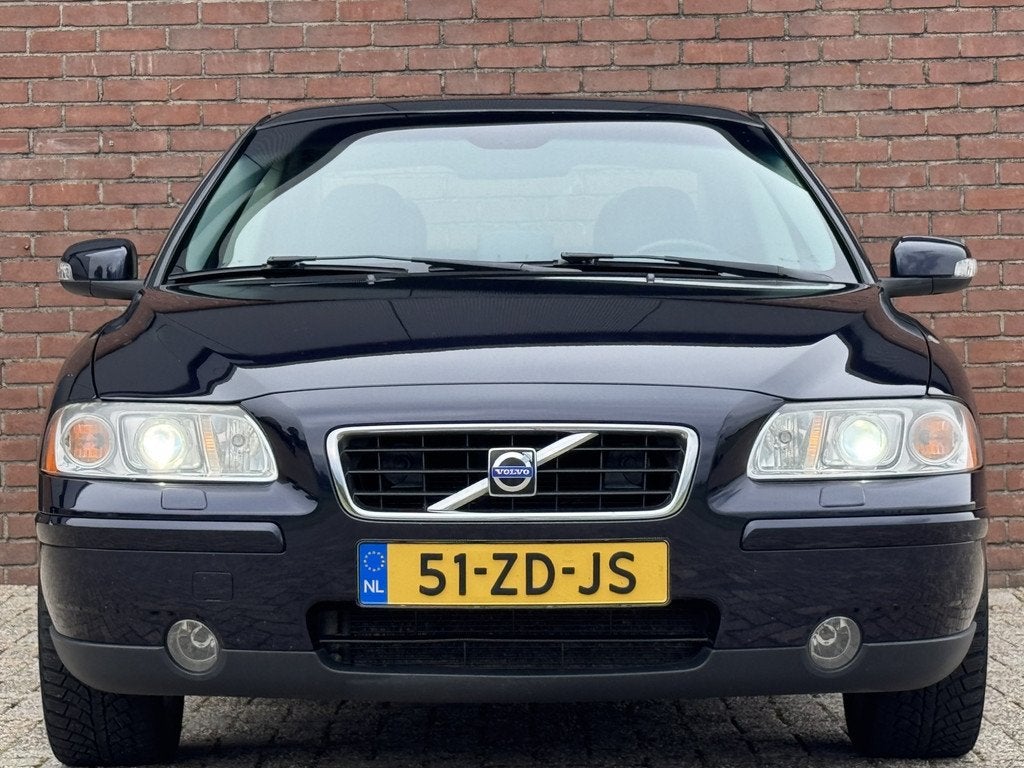 Volvo S60 2.5T DRIVERS EDITION | NL-AUTO! | LEER | TREKHAAK!, Auto's, Volvo, Voorwielaandrijving, Zwart, Blauw, S60