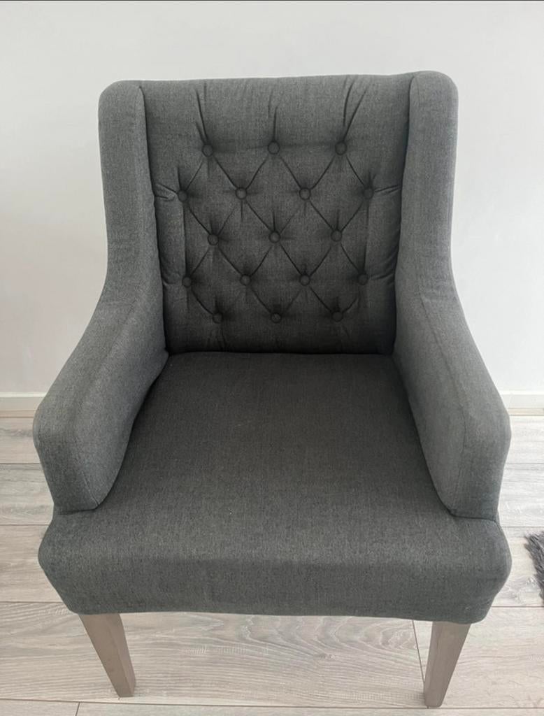 Stijlvolle Grijze Eetkamerstoel met Chesterfield Knopen, Huis en Inrichting, Stoelen, Gebruikt, Eén, Hout, Grijs, Ophalen