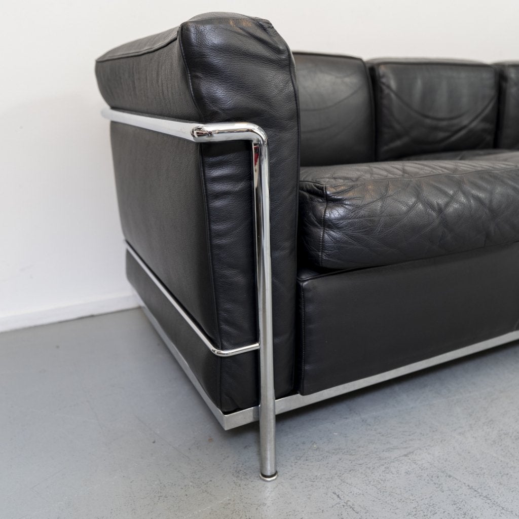 2x Cassina Le Corbusier LC2 3-zits Bank Zwart Leer, Niet ingevuld, Niet ingevuld, Driepersoons, 75 tot 100 cm