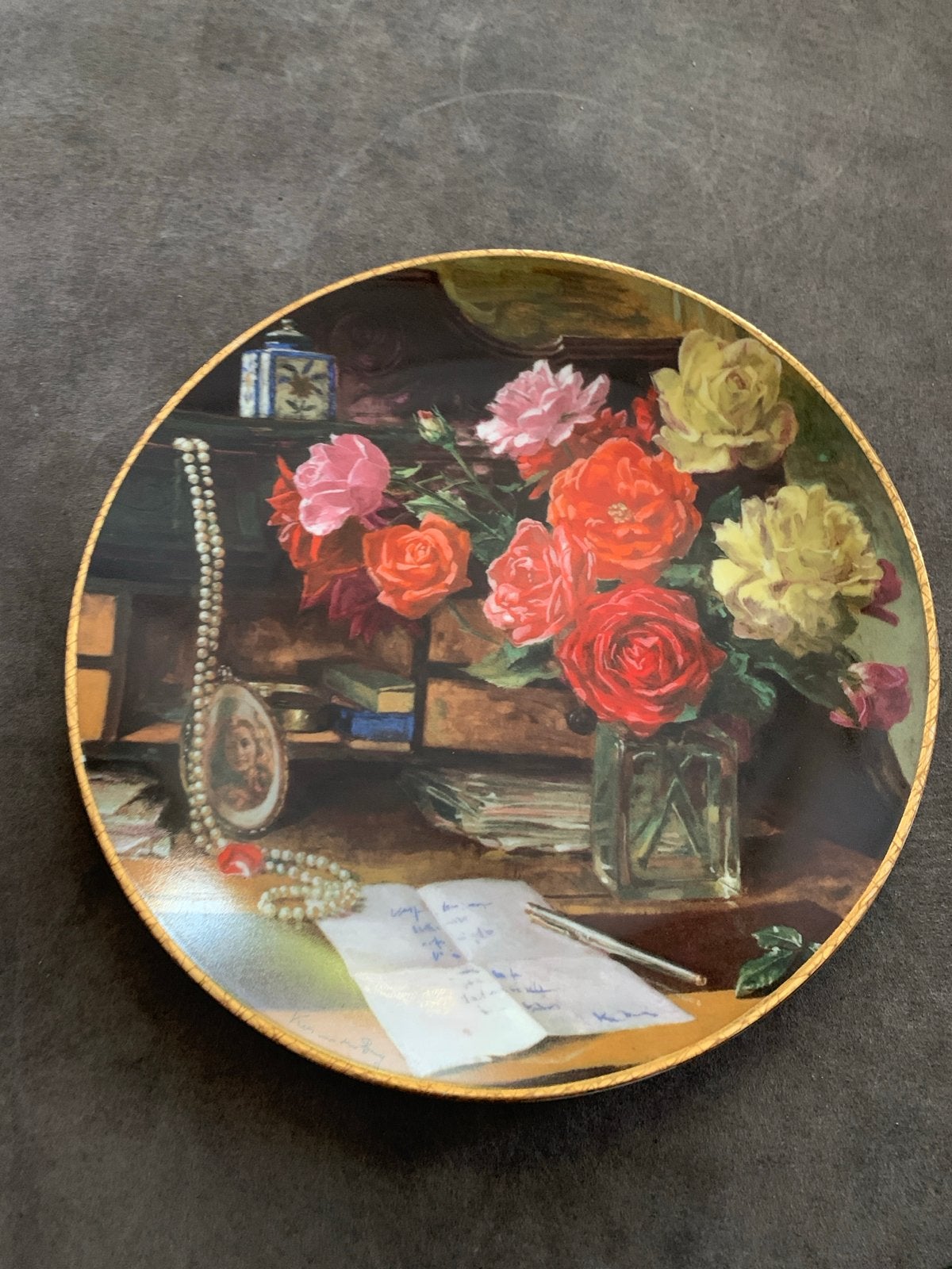 Kees van den Berg wandbord Stilleven op een Secretaire' 1989, Ophalen of Verzenden