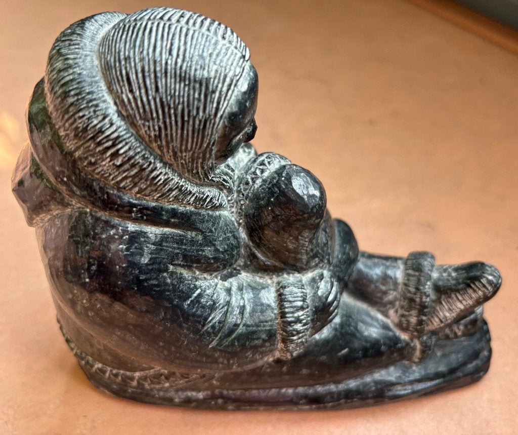 Mooi Inuit beeldje van moeder en kind, een Wolf Original, Antiek en Kunst, Steen/keramiek, Gesneden, 14 cm, Overige herkomsten