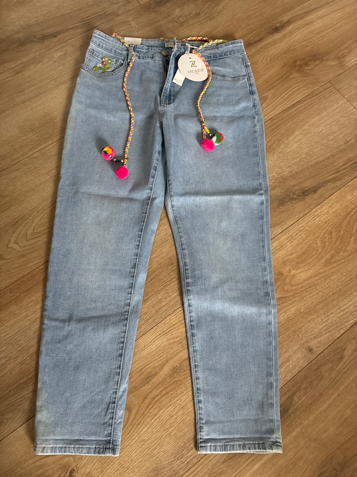 Lichtblauwe jeans met geborduurde details en pompons, Kleding | Dames, Blauw, Nieuw, Ophalen of Verzenden, W33 - W36 (confectie 42/44)
