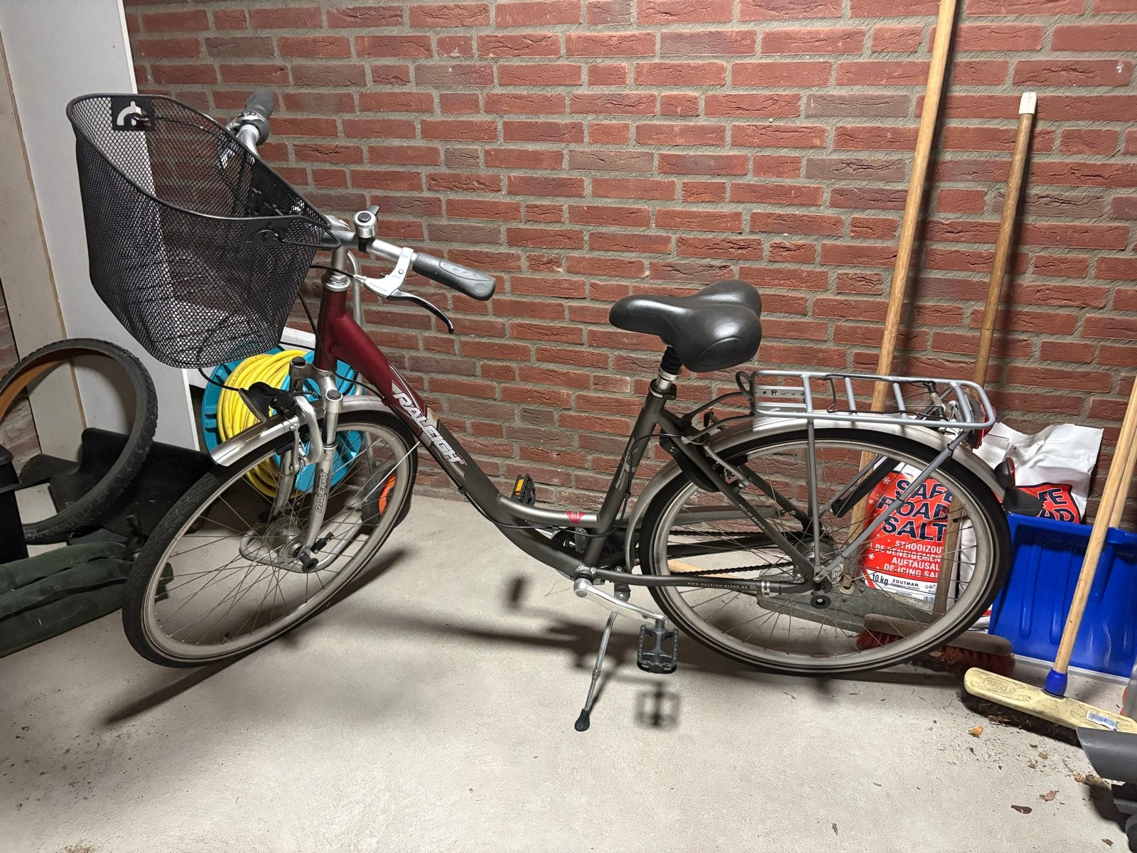 Raleigh damesfiets met mand en bagagedrager, Fietsen en Brommers, Gebruikt, Velgrem, 50 tot 53 cm, Ophalen