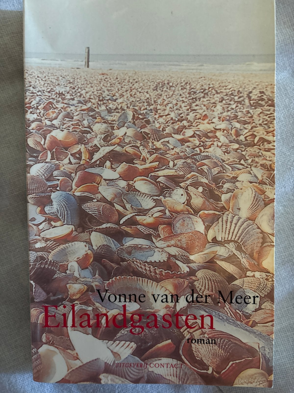 Eilandgasten - Vonne van der Meer (Roman), Ophalen of Verzenden, Gelezen, Nederland