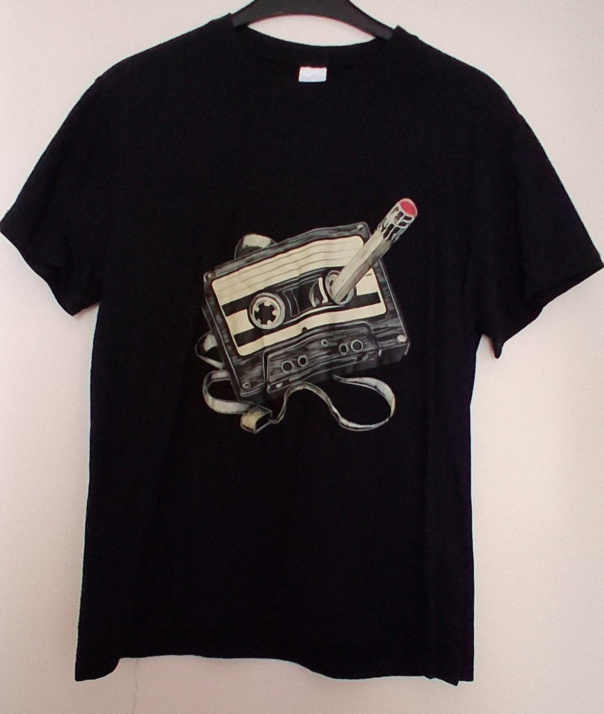 Zwart T-shirt met cassettebandje print - Maat M, Ophalen of Verzenden, Nieuw, Maat 48/50 (M), Zwart