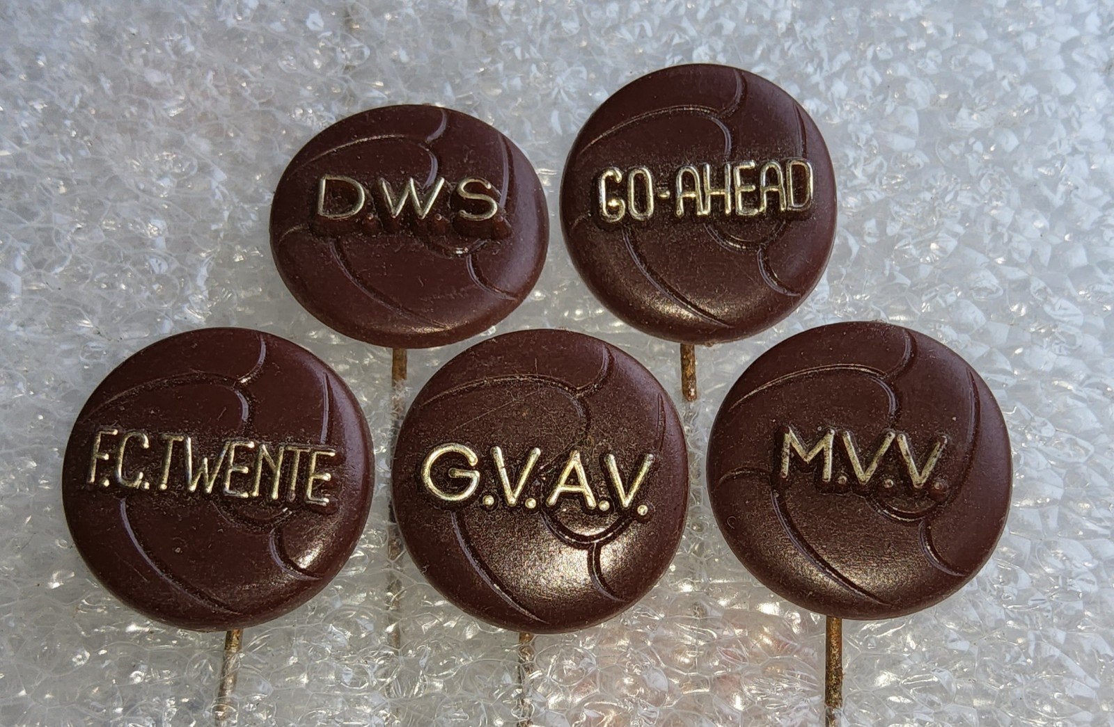 5 Vintage Voetbalclub Speldjes, Ophalen of Verzenden, Gebruikt, Sport, Speldje of Pin