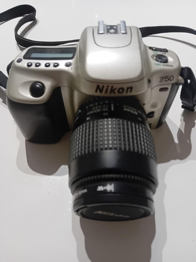 Nikon F50 Analoge Spiegelreflexcamera met twee lenzen, Audio, Tv en Foto, Fotocamera's Analoog, Ophalen of Verzenden, Gebruikt