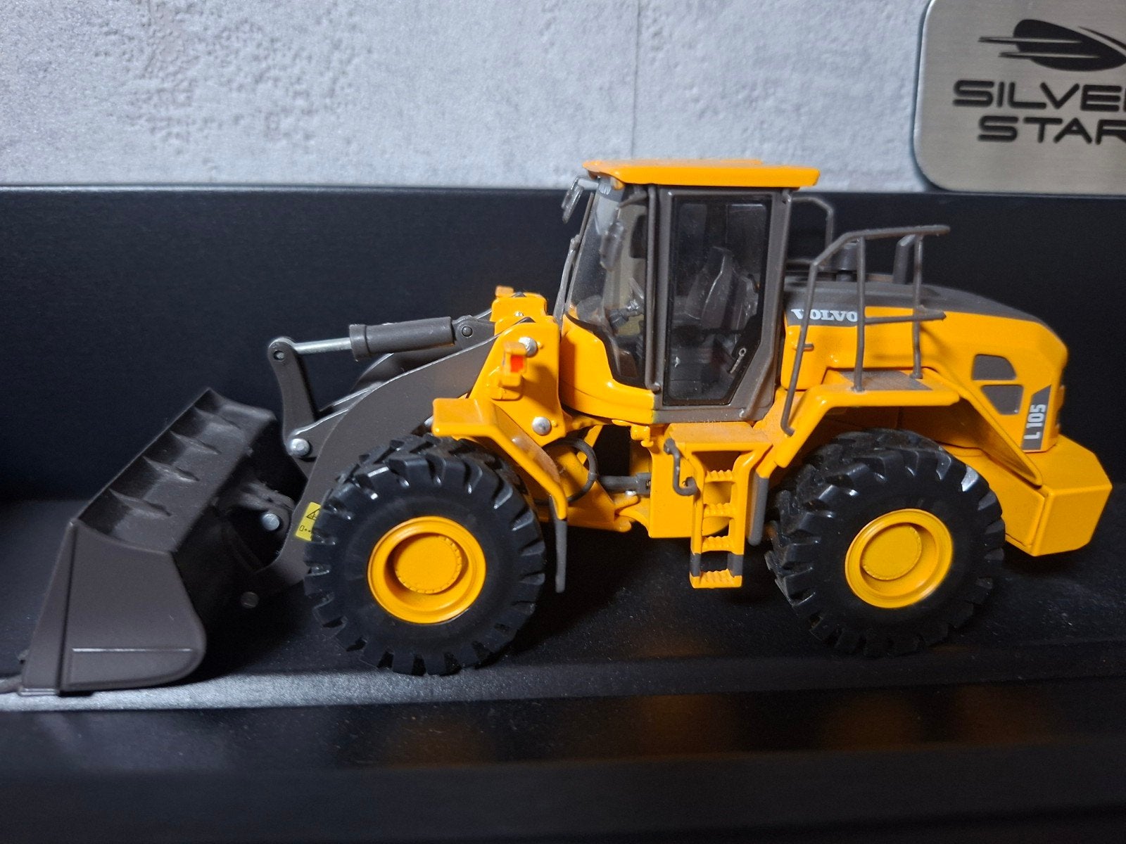 Motorart 300033 Volvo L105 Wiellader Model, Ophalen of Verzenden, Zo goed als nieuw, Hijskraan, Tractor of Landbouw, Overige merken
