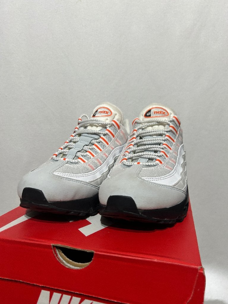 BIJNA NIEUW! Maat 42,5 - Nike Air Max 95 Wolf Grey Orange, Overige kleuren, Verzenden, Nike, Nike