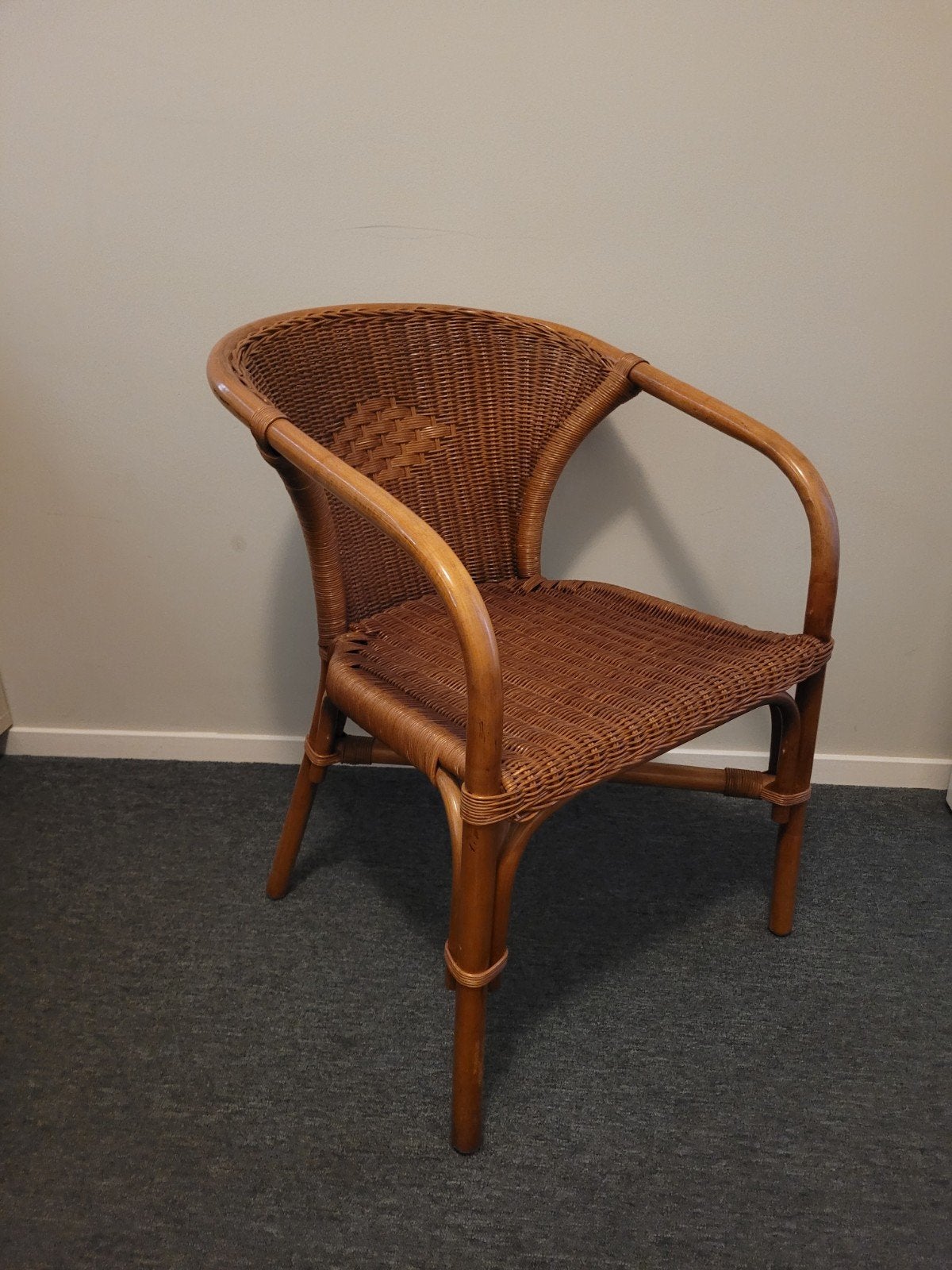 Rotan stoel met armleuningen, Huis en Inrichting, Stoelen, Ophalen, Gebruikt, Riet of Rotan, Eén
