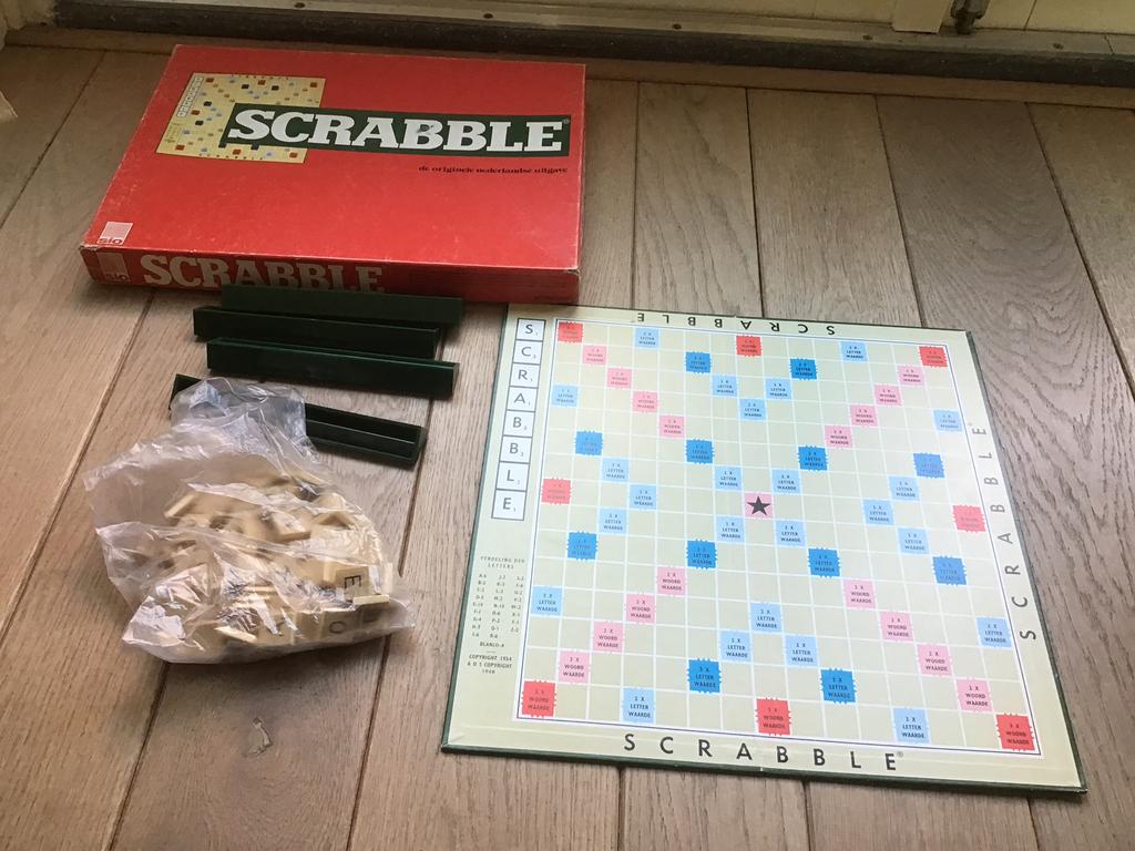 Scrabble van SIO compleet, Hobby en Vrije tijd, Gezelschapsspellen | Bordspellen, Ophalen of Verzenden, Gebruikt