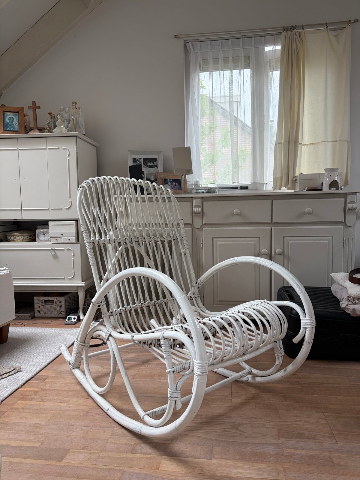 Witte rotan schommelstoel, Huis en Inrichting, Stoelen, Ophalen, Gebruikt, Wit, Riet of Rotan