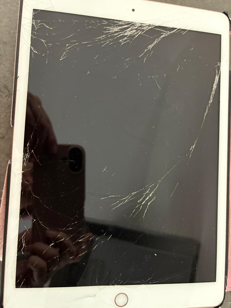 Apple iPad (7e generatie, 2019) 32GB - Scherm gebroken, Computers en Software, Apple iPads, 32 GB, Apple iPad, Niet werkend, Wi-Fi