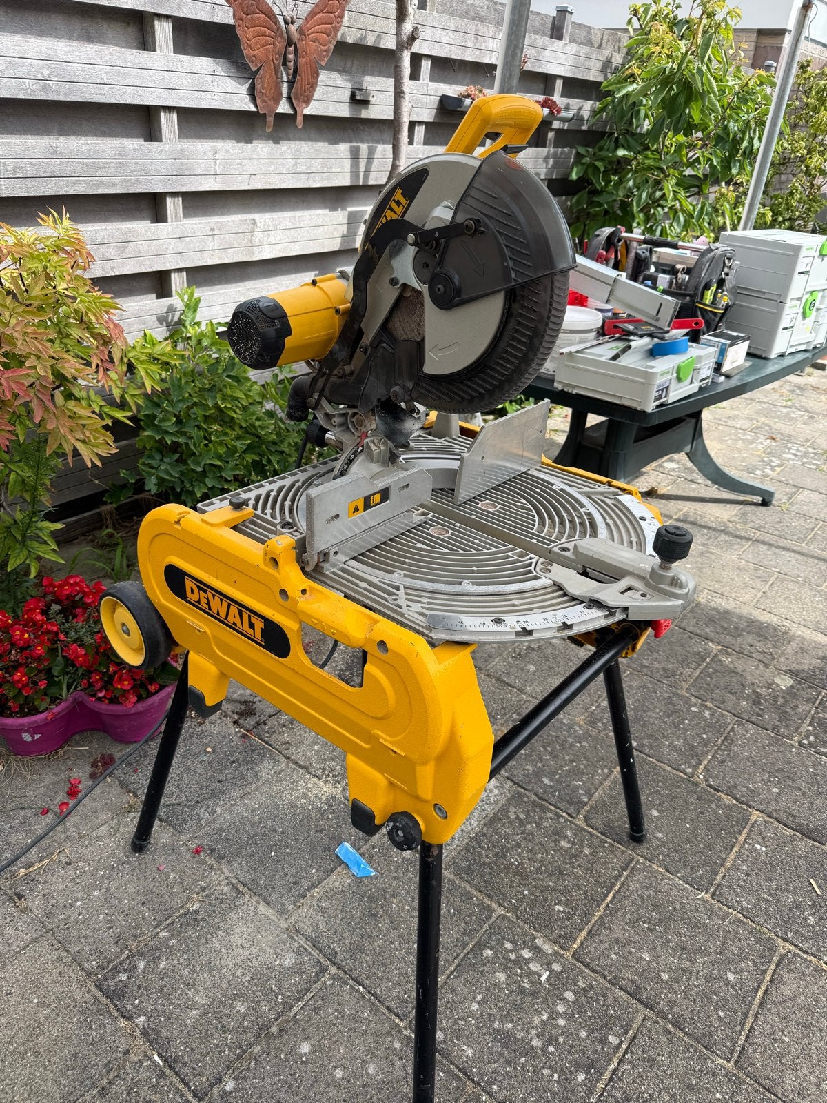 DeWalt Afkortzaag DWS780 met onderstel, Ophalen, 70 mm of meer, Zo goed als nieuw, Afkortzaag