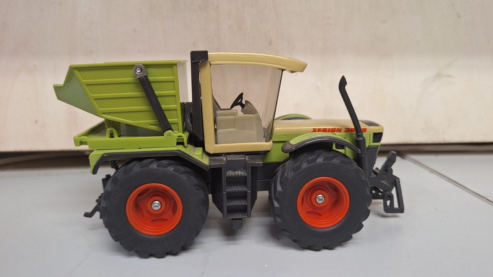 Siku 3553 Claas Xerion 3000 met kiepbak 1:32, Hobby en Vrije tijd, Modelauto's | 1:32, Ophalen of Verzenden, Zo goed als nieuw