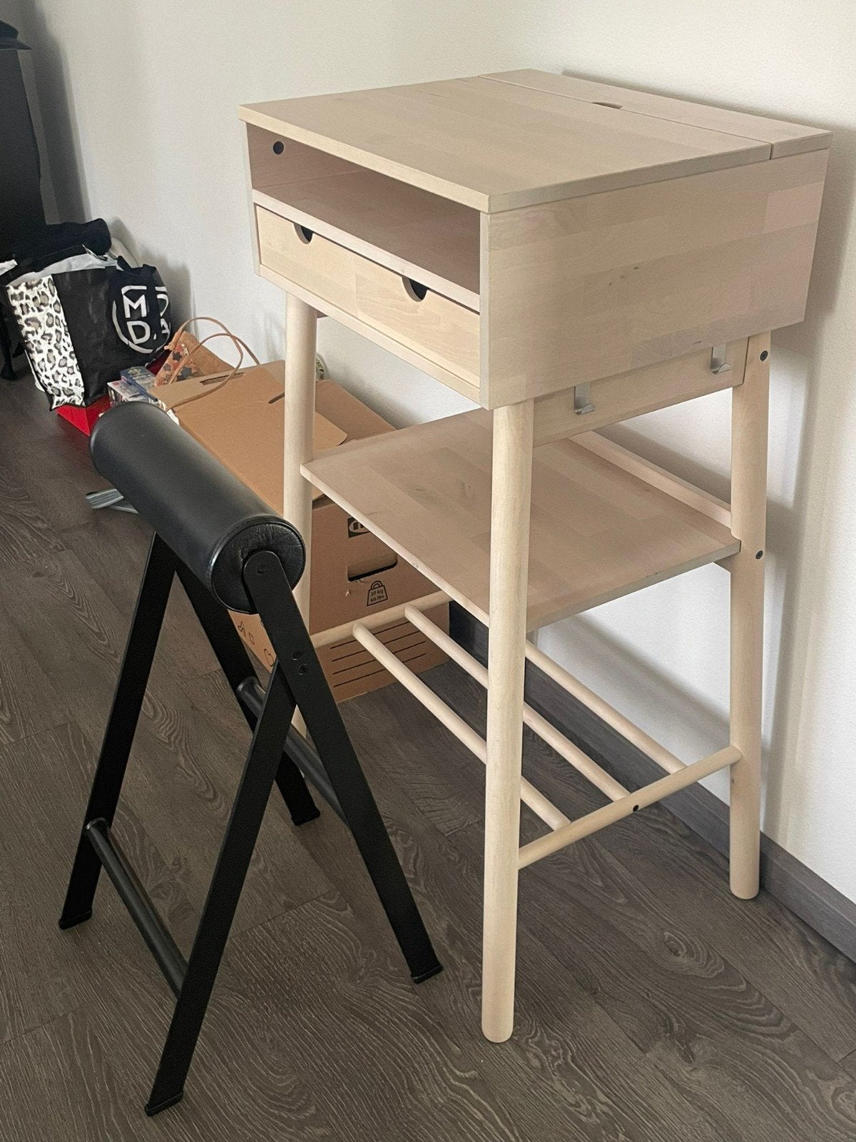 IKEA Nordkisa Zit-sta bureau met kruk € 75,00, Ophalen, Zo goed als nieuw