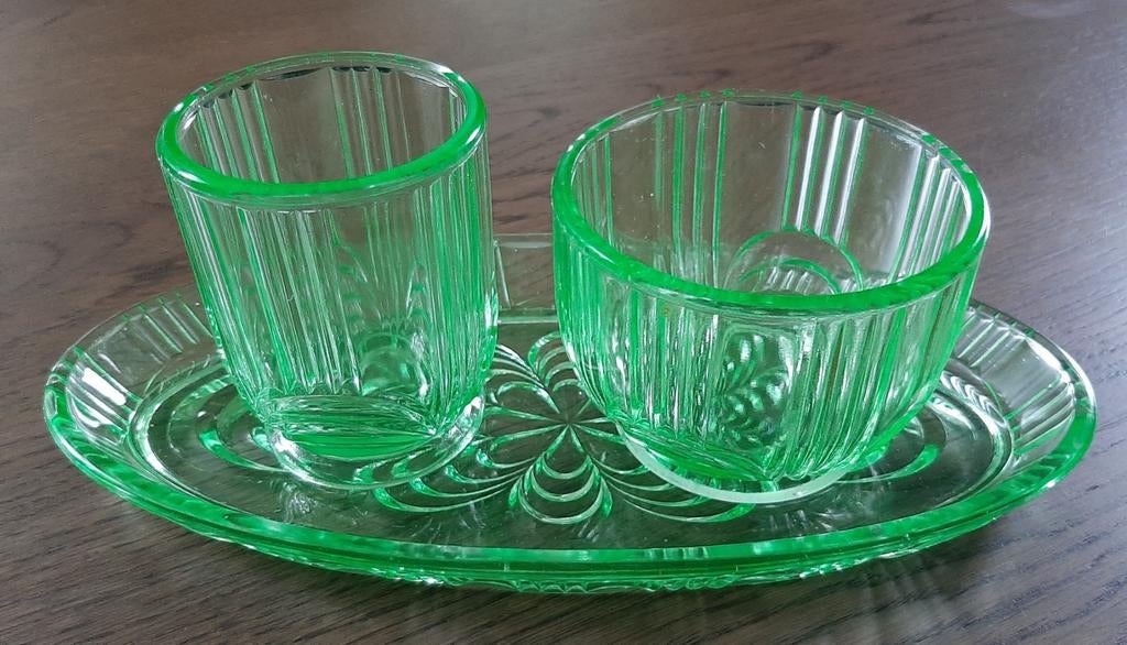 Glazen schaaltje en twee kommetjes uranium glas, Antiek en Kunst, Antiek | Glas en Kristal, Ophalen of Verzenden