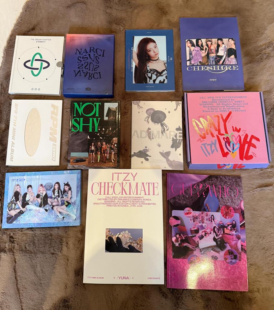 K-pop albums ITZY, TXT, NMIXX, SF9 (incl. photocards), Ophalen of Verzenden, Zo goed als nieuw