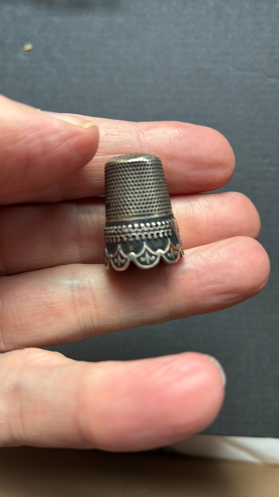 Zilver vingerhoedje fleur de lille, Ophalen of Verzenden, Zilver