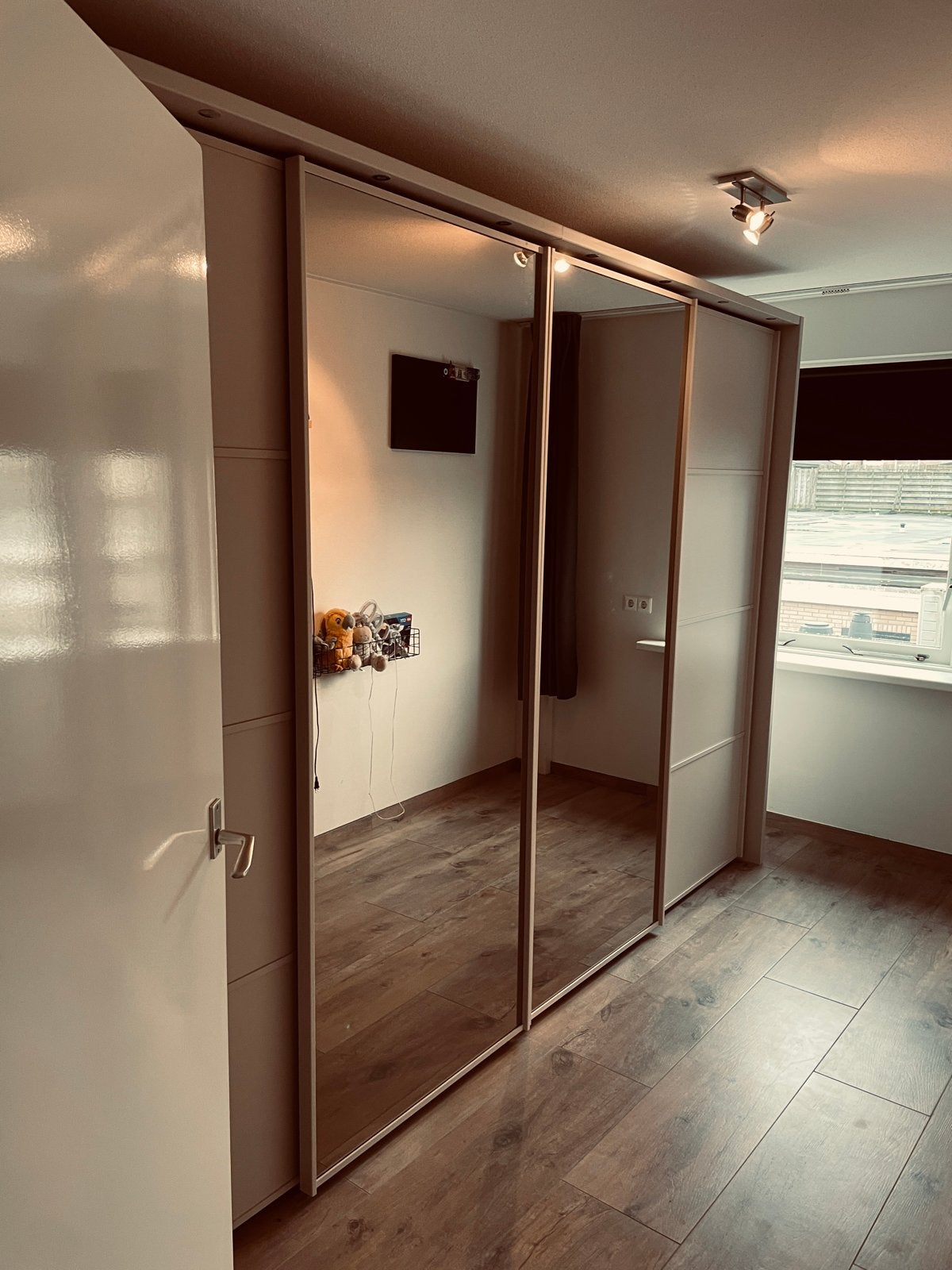 Grote inbouwkast met spiegeldeuren, Huis en Inrichting, Gebruikt, 200 cm of meer, Ophalen of Verzenden, Met lade(s)