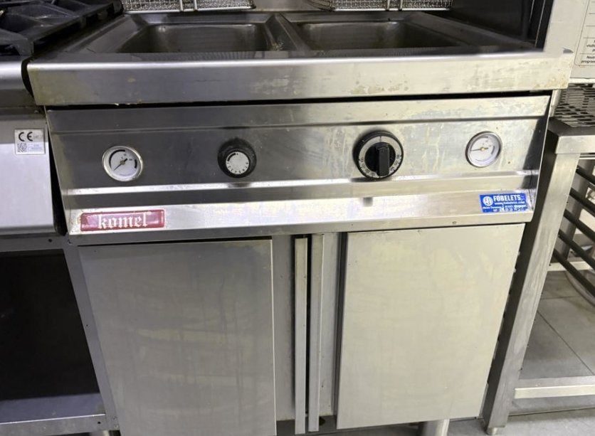 Komel dubbele gasfriteuse RVS met onderkast horeca, 4 liter of meer, Ophalen, Gebruikt, Duo-friteuse
