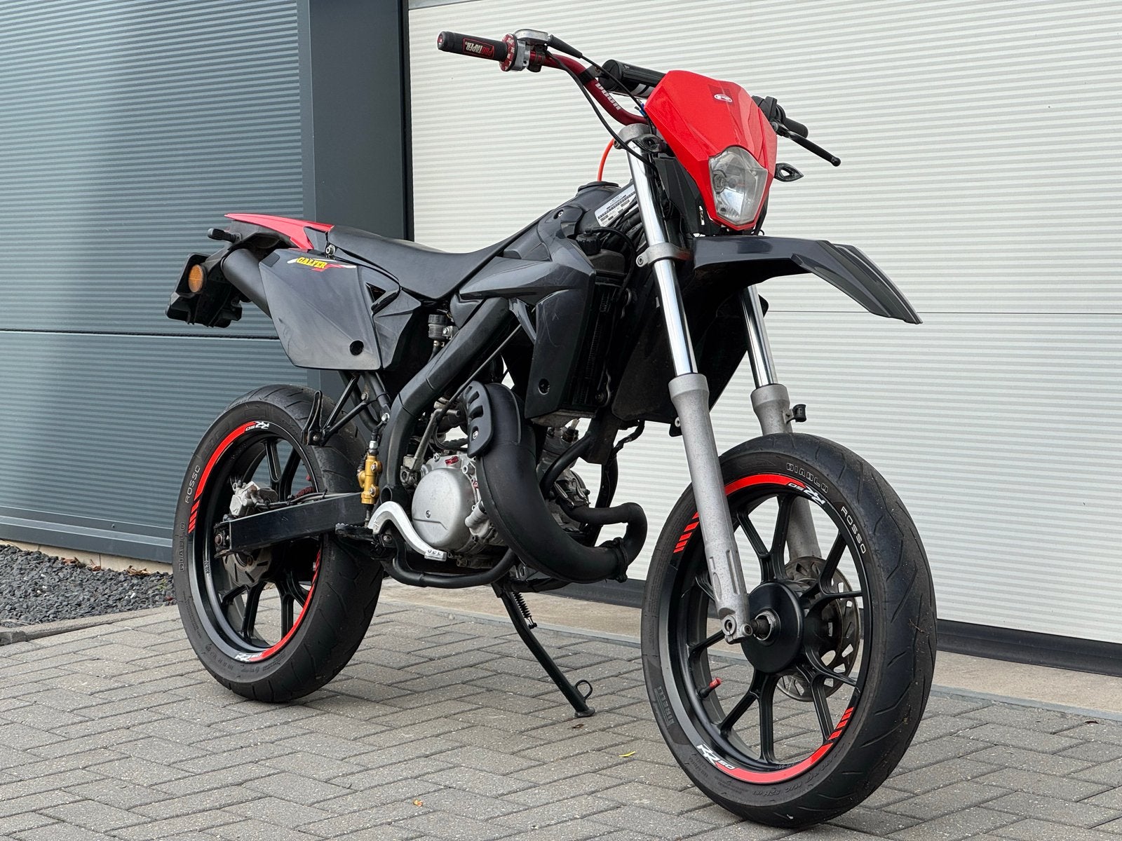Rieju - schakelbrommer - 50CC - Supermoto - Zwart/Rood, 6 versnellingen, Gebruikt, Maximaal 45 km/u, Ijsselstein