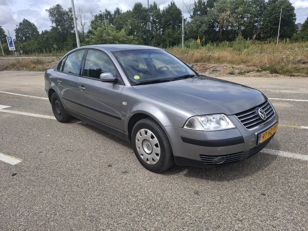 Volkswagen Passat 1.6 75KW 2002 Grijs - APK tot december, Auto's, Stof, Zwart, 4 cilinders, 1200 kg