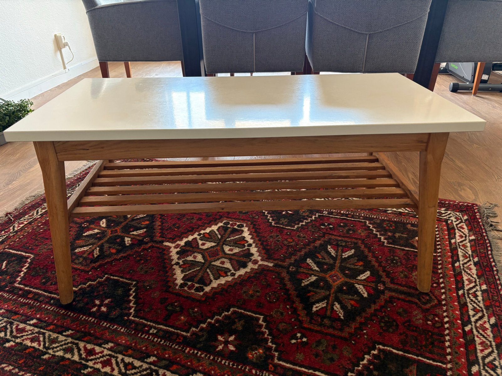 Salontafel met houten onderstel en wit blad, Ophalen, Gebruikt, 100 tot 150 cm, 50 tot 100 cm