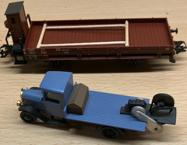 Mârklin goederenwagon beladen met oldtimer met zaagmachine, Wisselstroom, Ophalen of Verzenden, Märklin, Nieuw