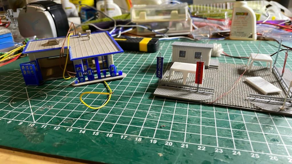 N spoor tankstation plus auto verkooppunt, Hobby en Vrije tijd, Modeltreinen | N-Spoor, Verzenden, Zo goed als nieuw, Gelijkstroom of Wisselstroom