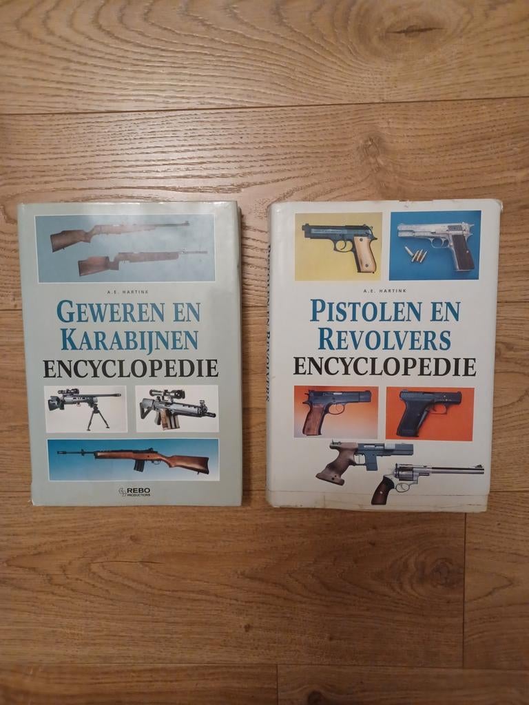 Pistolen en revolvers / Geweren en karabijnen encyclopedie, Ophalen of Verzenden, Zo goed als nieuw, Overige onderwerpen
