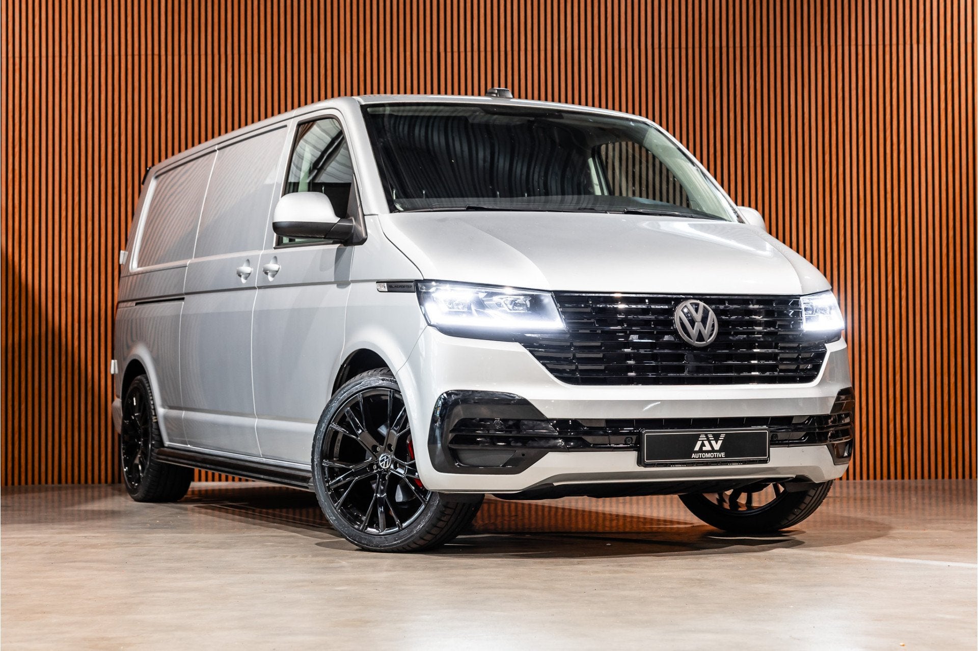 Volkswagen Transporter T6.1 2.0 TDI DSG L2H1 | AV Edition |, Gebruikt, Zwart, 4 cilinders, 150 pk